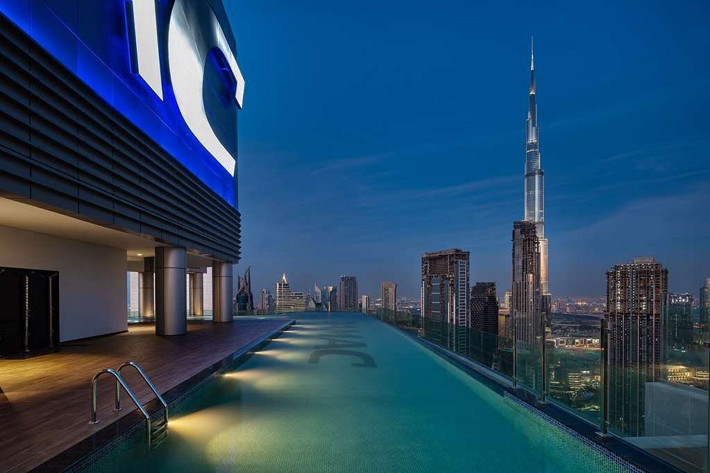 استخر هتل پارامونت میدتاون